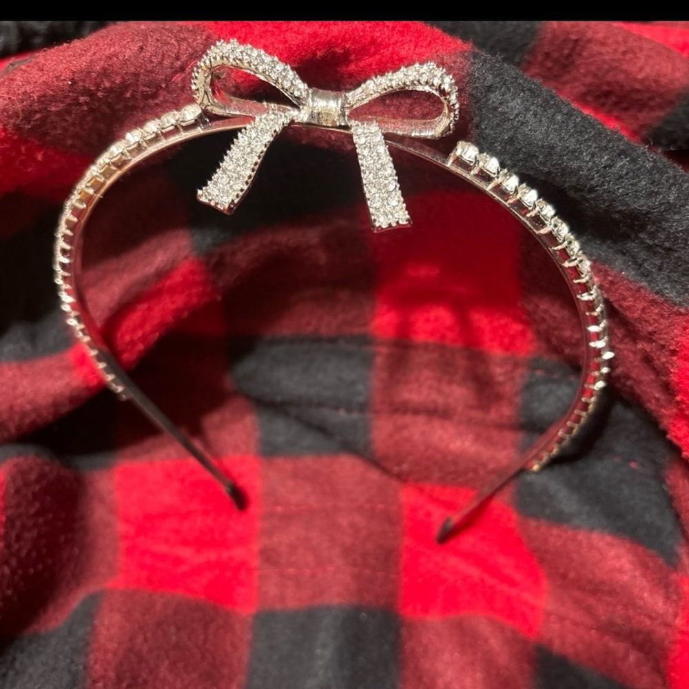Metal bow tie hair headband